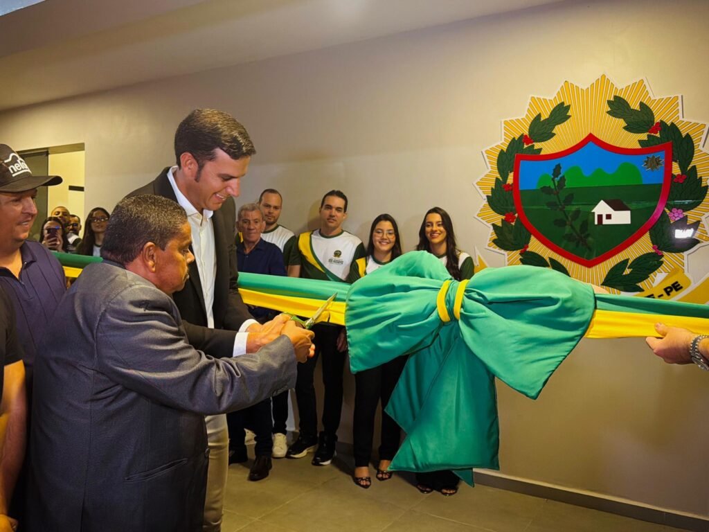 Prefeitura reformada é inaugurada com novos veículos e obras anunciadas