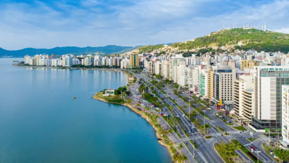 Previsão do tempo em Florianópolis: sol e chuvas leves marcam a semana