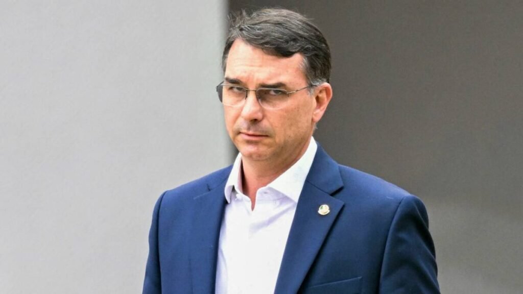 Senador Flávio Bolsonaro é ligado a esquema financeiro de R$ 1,5 milhão