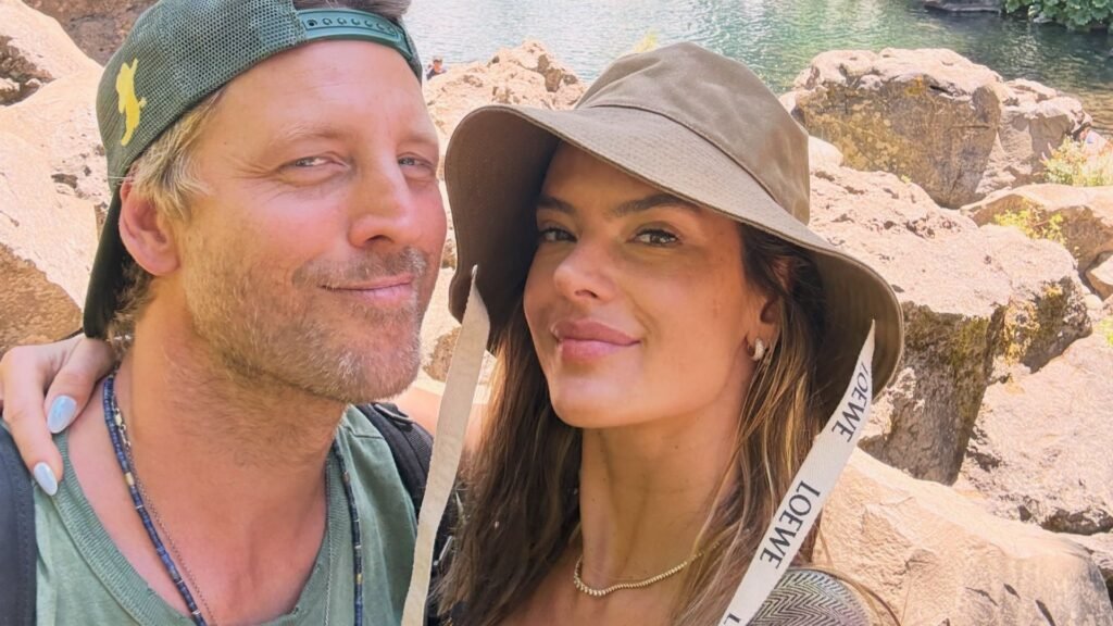 Alessandra Ambrosio revela novas fotos com Buck Palmer após noivado