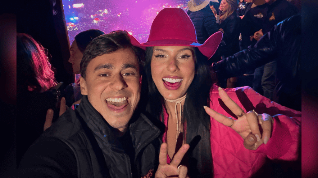 Ana Castela e Nikolas Ferreira fazem gesto do PL em evento