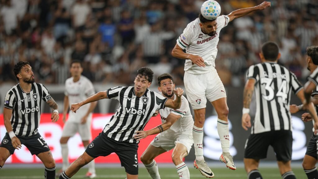 Botafogo e Fluminense empatam em clássico emocionante no Brasileirão