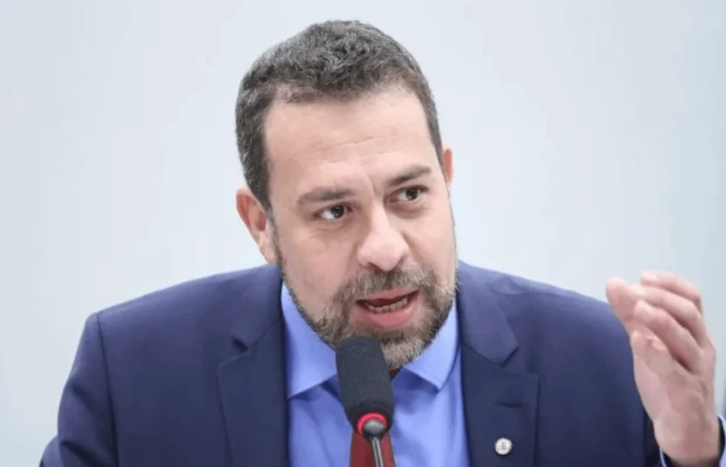 Boulos critica Flávio Bolsonaro por posição sobre escala 6x1
