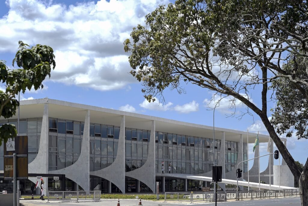 Brasil inicia ação de reciprocidade contra tarifas dos EUA