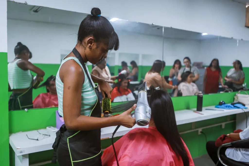 Caruaru promove oficina de corte e escovação para qualificação profissional