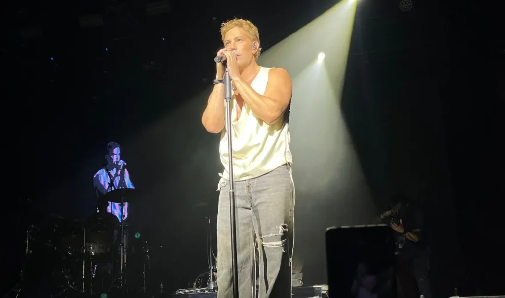 Christian Chávez encerra turnê no Brasil com show nostálgico em São Paulo