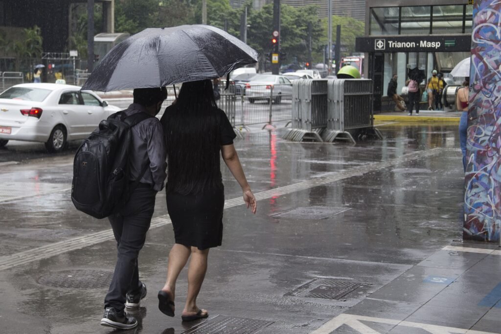 Chuva intensa deixa milhares sem energia na Grande São Paulo