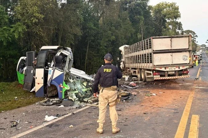 Colisão entre ônibus e carreta no Paraná resulta em tragédia com 23 mortos