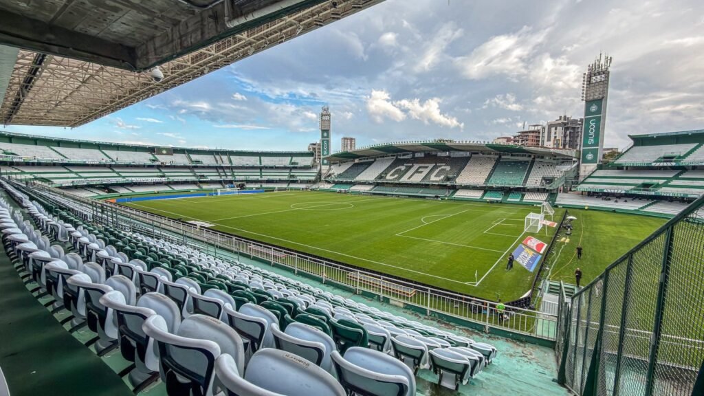 Coritiba enfrenta Chapecoense no Brasileirão: escalações e transmissão