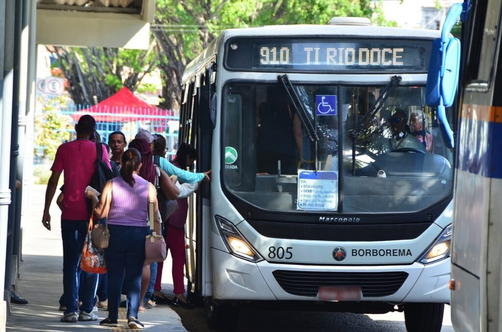 Crise no transporte público: ônibus perdem passageiros para motos e carros