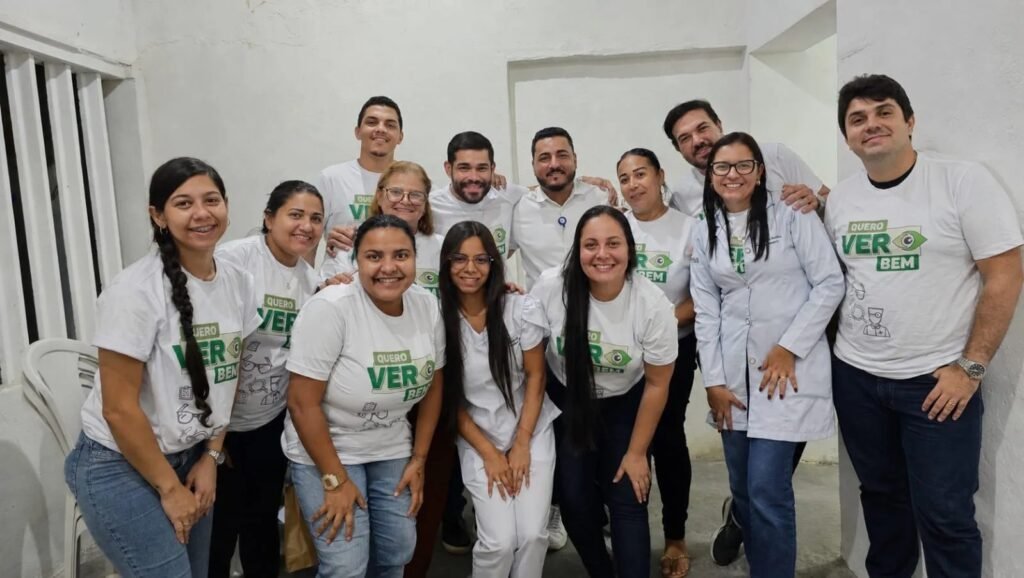 Deputado acompanha ação de saúde visual para moradores de Limoeiro