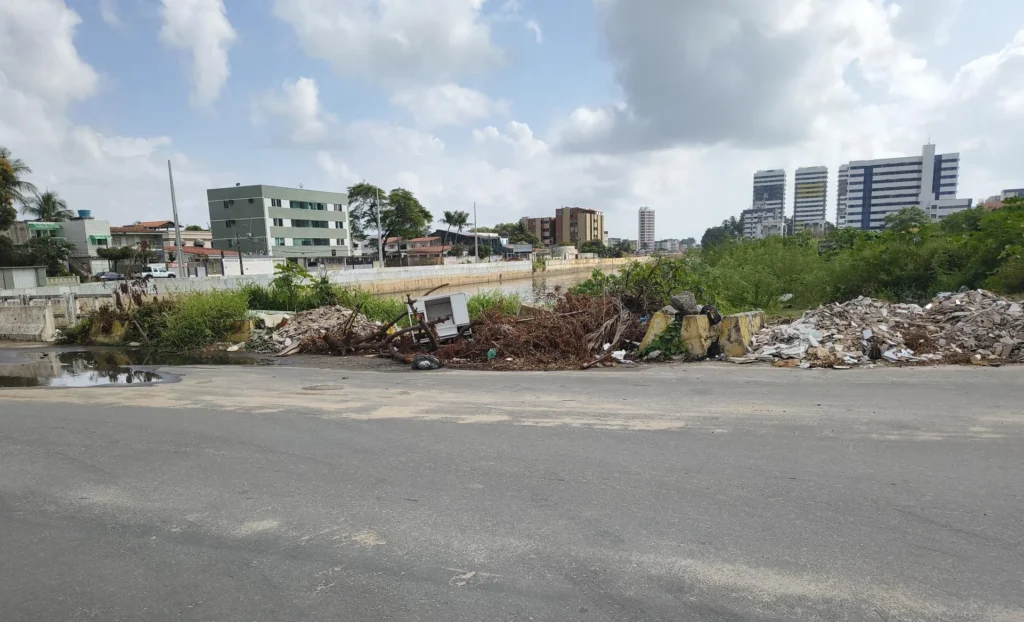 Descarte de lixo transforma Canal do Fragoso em problema ambiental