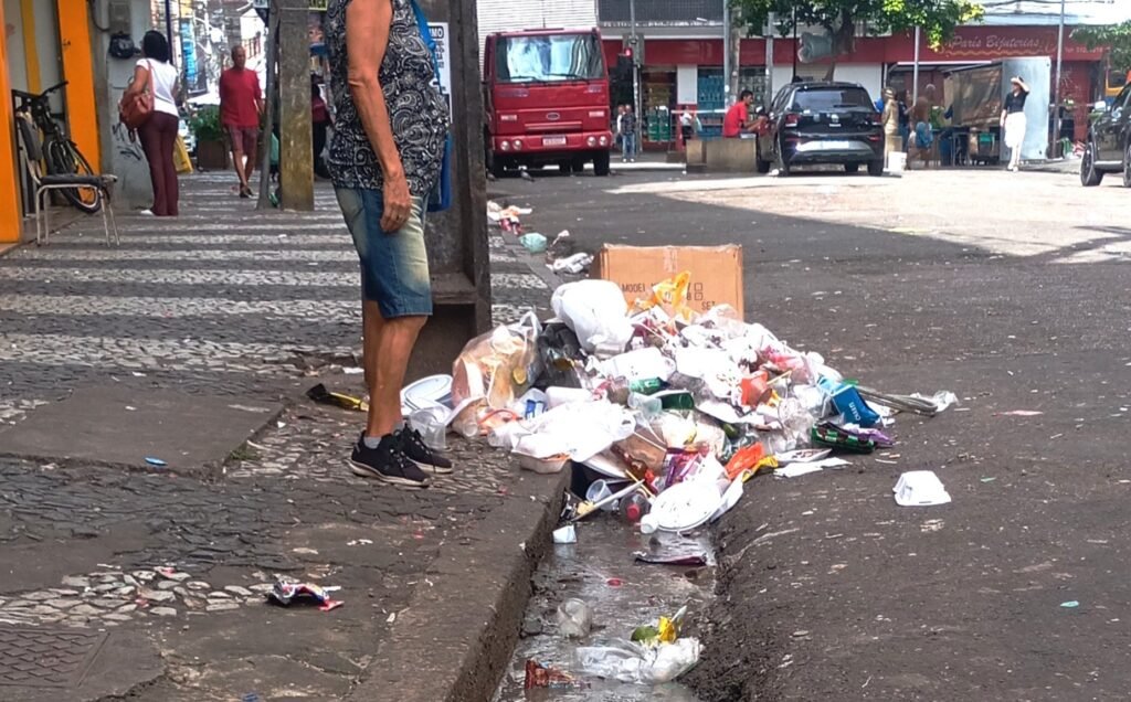 Descarte irregular de lixo e abandono no centro do Recife preocupam moradores