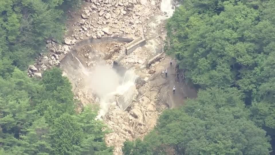 Deslizamento de terra isola centenas em Nagano, Japão