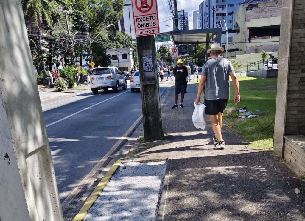 Desnível em calçada no Recife preocupa pedestres
