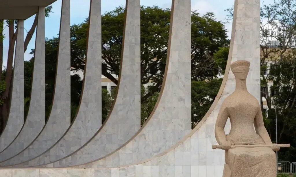 Destino das armas de Bolsonaro está nas mãos de Alexandre de Moraes