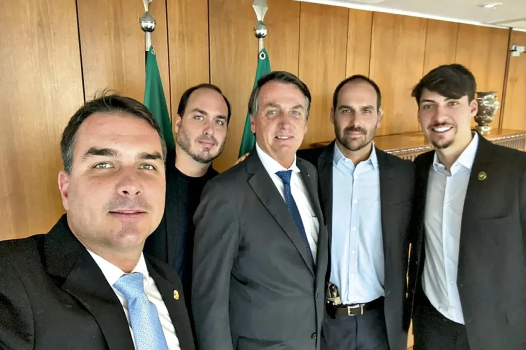 Família Bolsonaro enfrenta críticas ao impor candidato por sobrenome