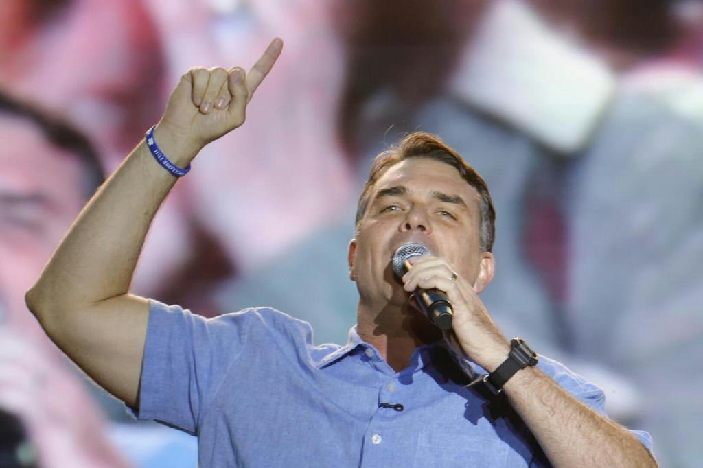 Flávio Bolsonaro apoia jornalista após crítica de Lula na TV Globo