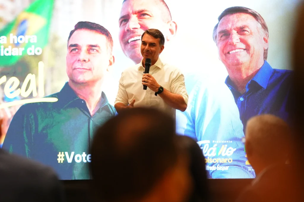 Flávio Bolsonaro busca apoio de eleitores de Zema, Caiado e Renan