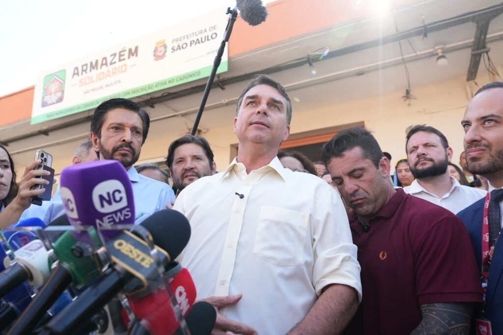Flávio Bolsonaro critica reforma tributária e propõe nova regulamentação