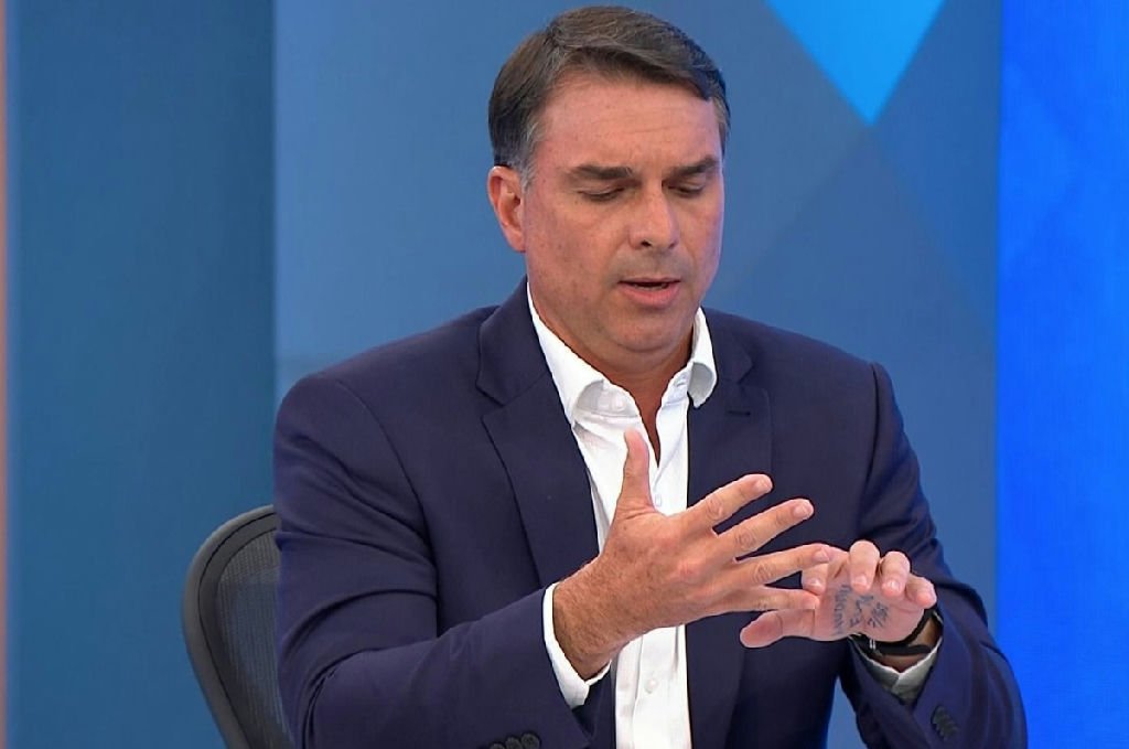 Flávio Bolsonaro evita esclarecer contrato de filme com Vorcaro