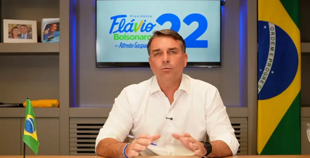 Flávio Bolsonaro planeja encontro com ministro da Justiça de El Salvador