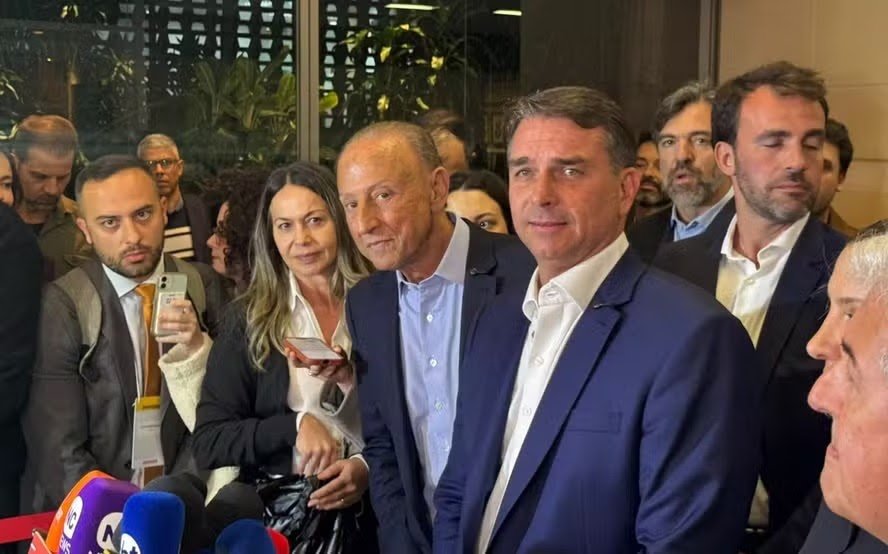 Flávio Bolsonaro recua sobre transparência em projeto "Dark Horse"