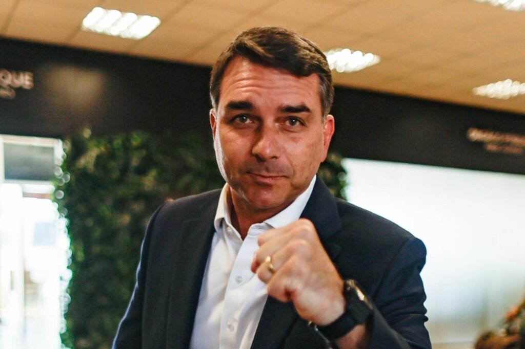Flávio Bolsonaro reforça equipe econômica com novos especialistas