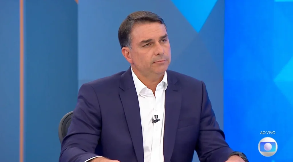 Flávio Bolsonaro responde sobre financiamento de filme em sabatina na TV Globo
