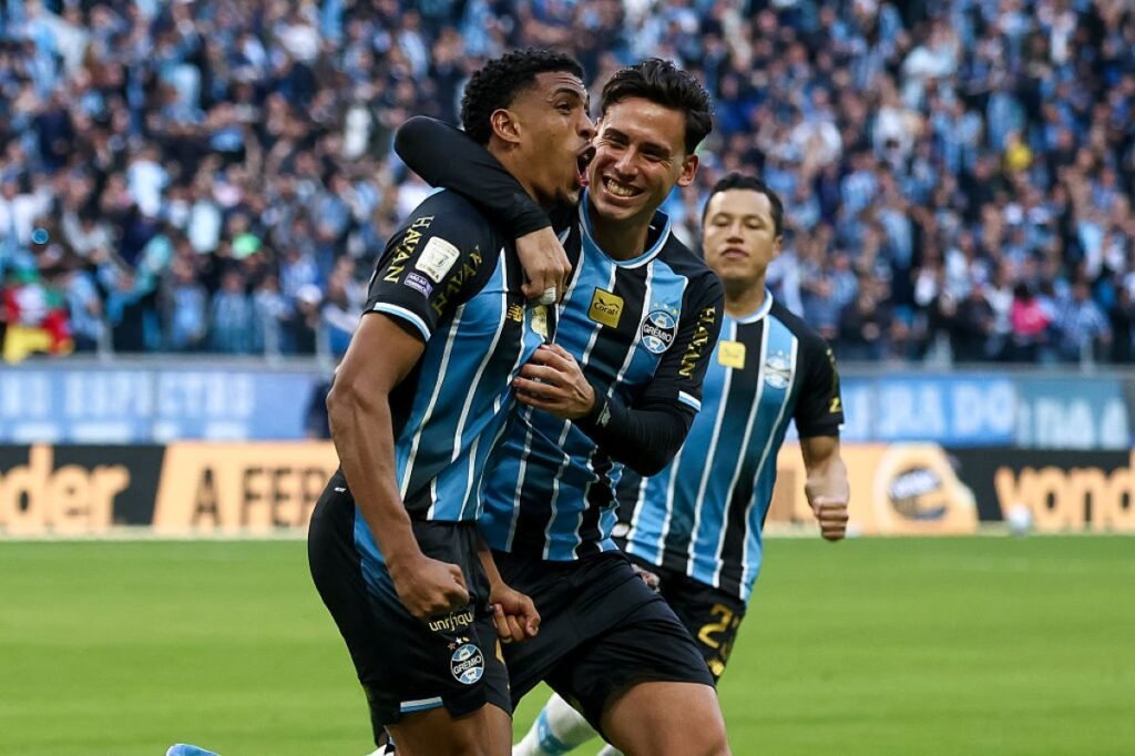 Grêmio vira sobre o São Paulo e se distancia do rebaixamento