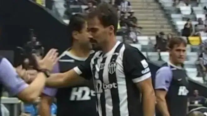 Igor Gomes deixa campo lesionado em jogo do Atlético-mg contra o Grêmio