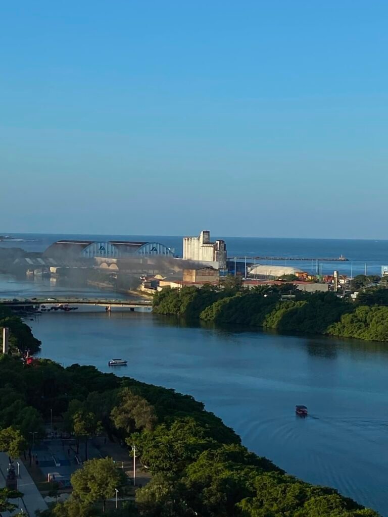 Incêndio em fábrica de fertilizantes no Recife é controlado sem vítimas
