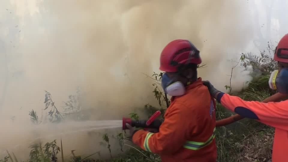 Incêndio no Monte Bromo força fechamento do parque na Indonésia