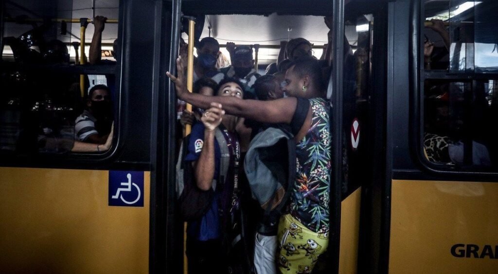 Insatisfação com transporte público no Brasil atinge 61% dos passageiros