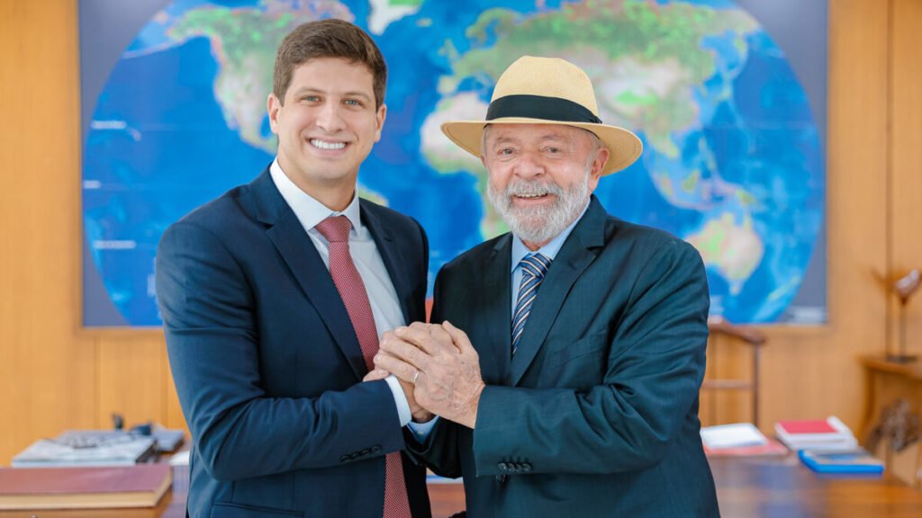João Campos lidera com apoio de Lula na disputa em Pernambuco