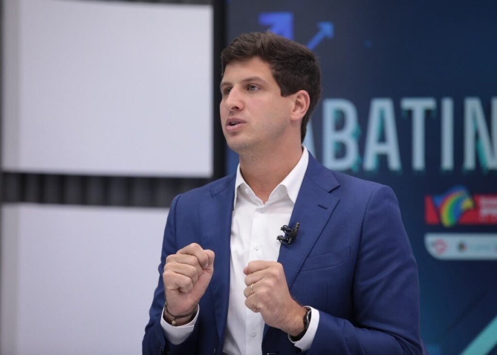 João Campos mira o futuro e evita menções a Paulo Câmara em campanha