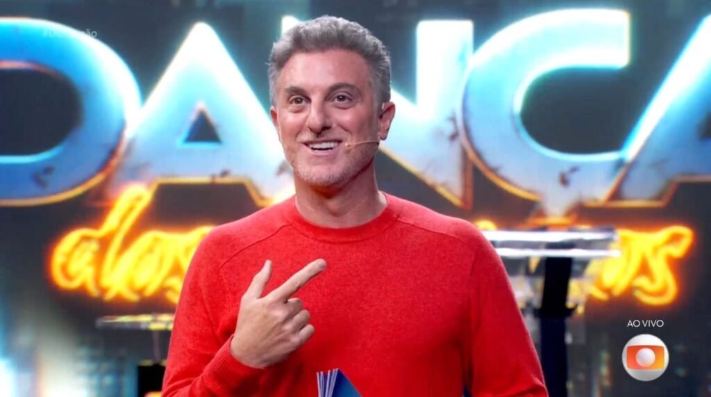 Luciano Huck lida com imprevisto ao vivo durante programa