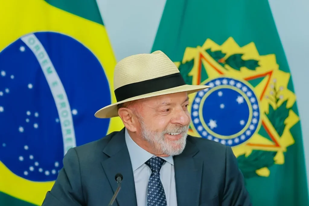 Lula destaca mobilização para acabar com escala 6x1 sem reduzir salários