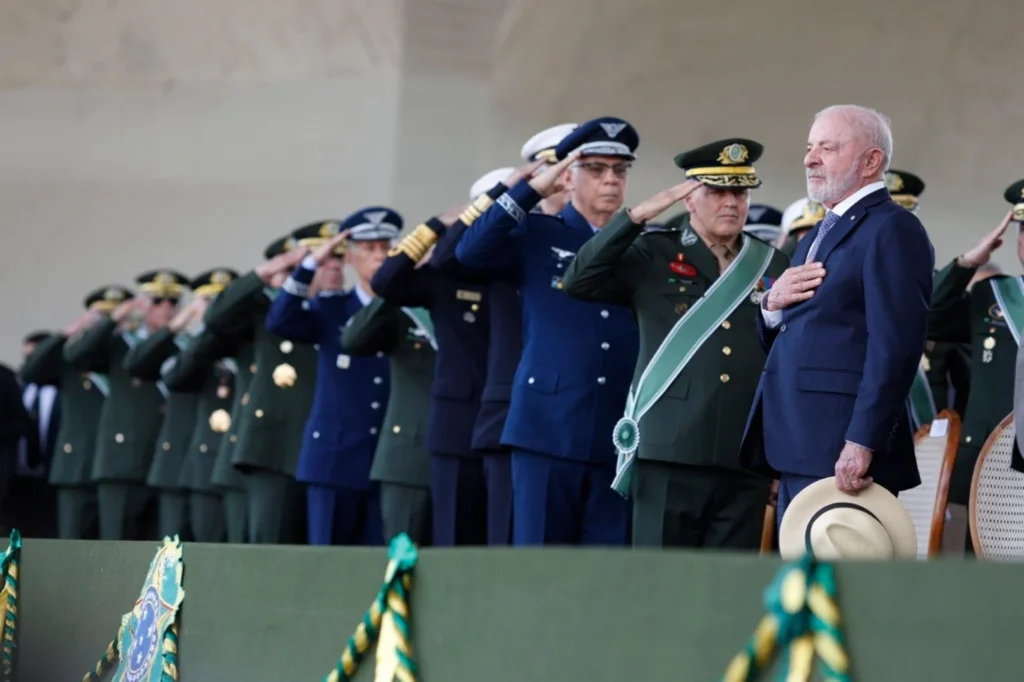 Lula participa de cerimônia do Dia do Soldado com autoridades em Brasília