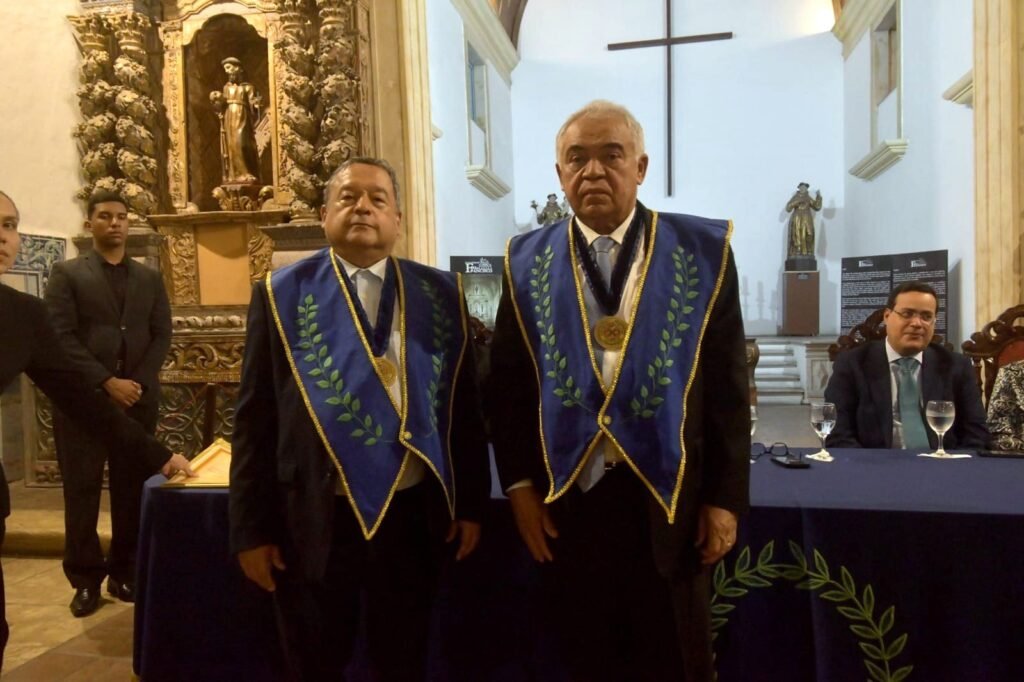 Mário Hélio é empossado na Academia Paraibana de Letras