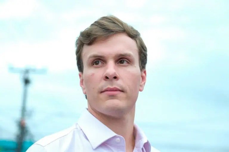 Miguel Coelho anuncia candidatura a deputado federal com apoio estratégico