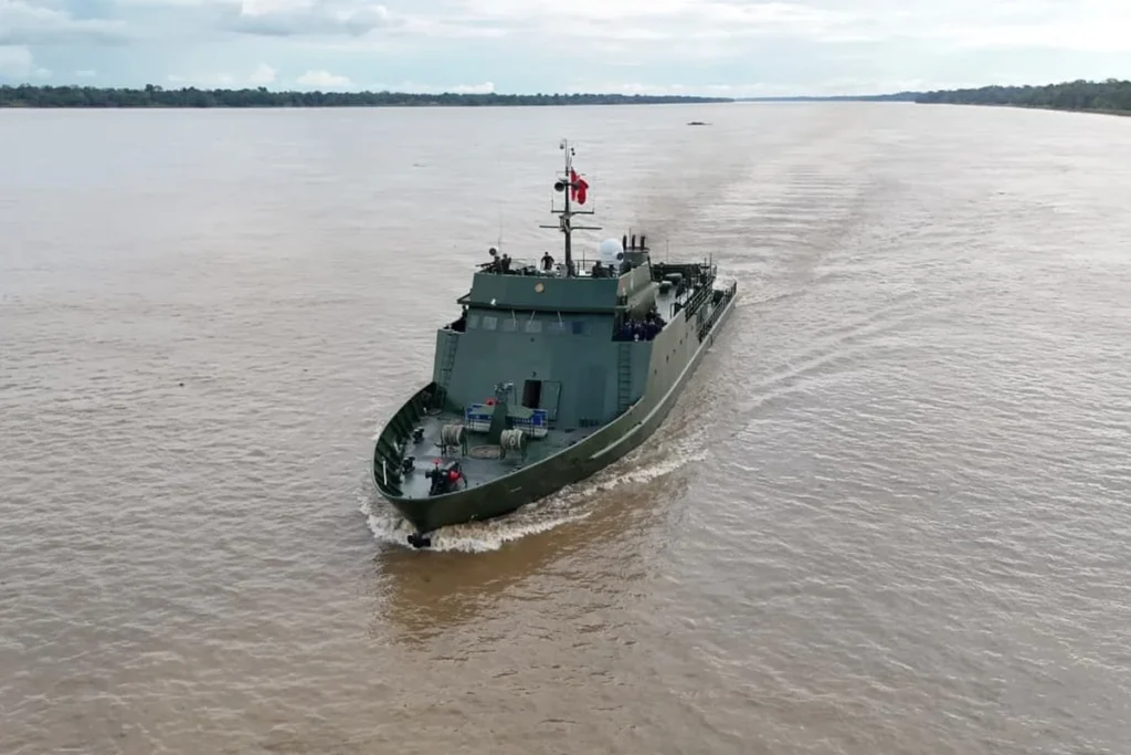 Navio de guerra peruano autorizado a navegar em águas brasileiras