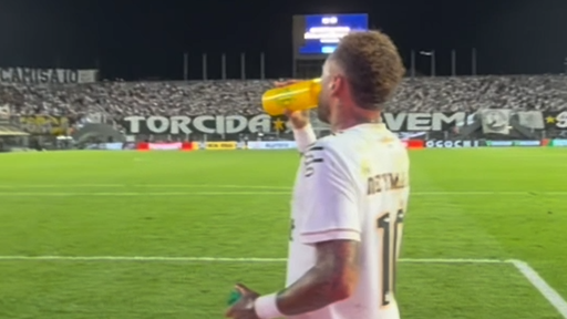 Neymar provoca goleiro Walter ao beber sua água durante jogo