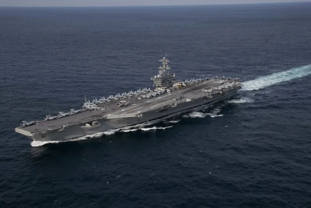 Porta-aviões USS Lincoln enfrenta crise após 250 dias no mar