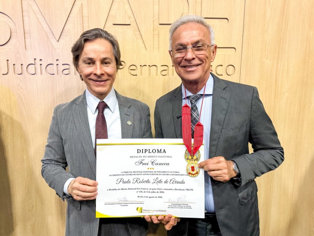 Prefeito de Vitória de Santo Antão recebe Medalha do Mérito Eleitoral