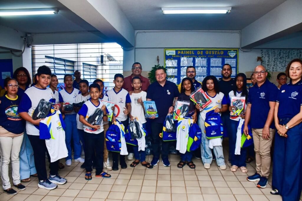 Prefeitura de Rio Formoso reforça educação com novos fardamentos