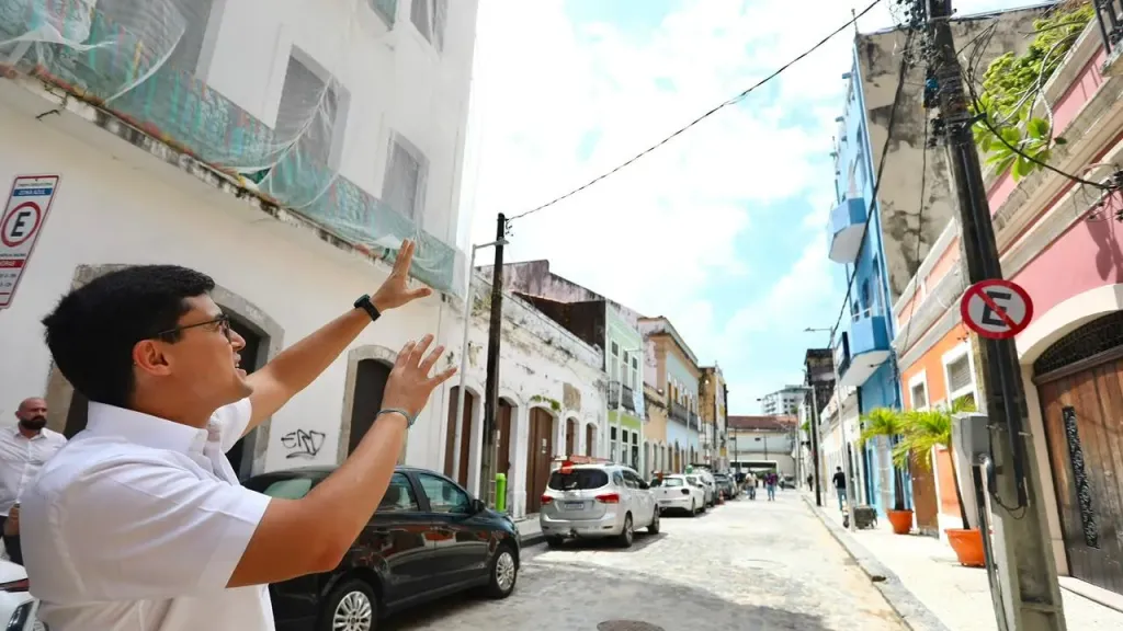 Recife conclui retirada de fios aéreos na Rua do Apolo