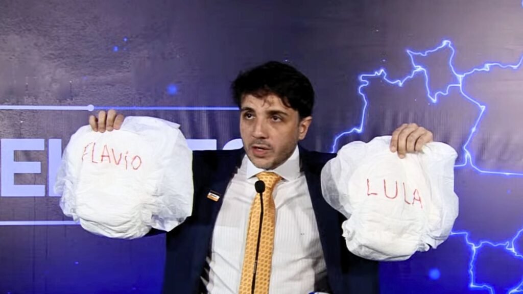 Renan Santos critica Lula e Flávio Bolsonaro por ausência em debate