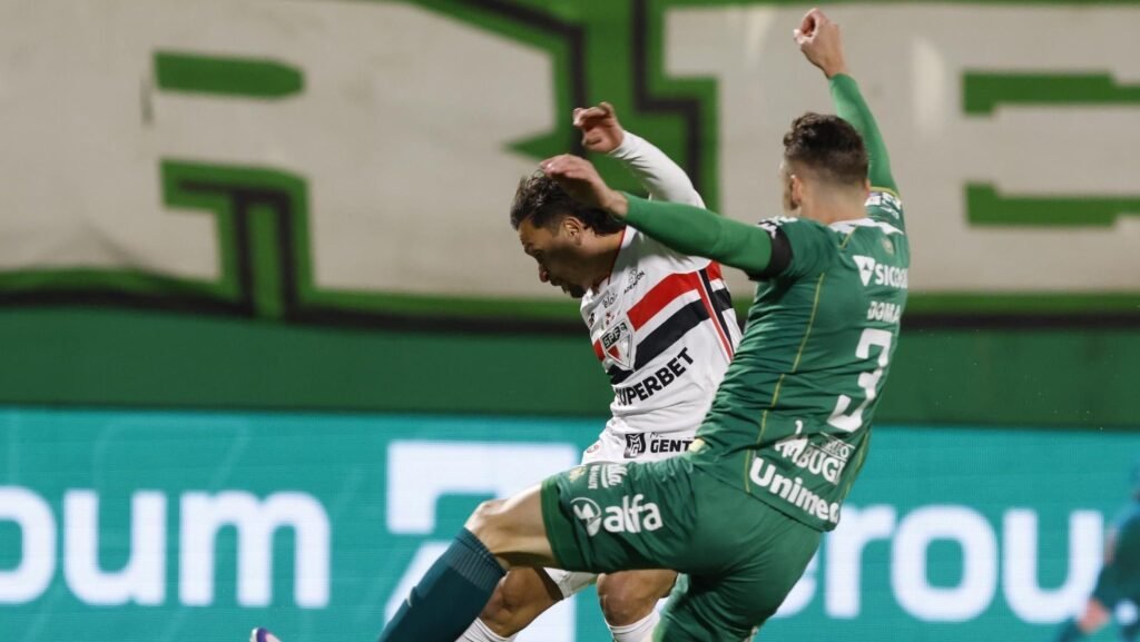 São Paulo sofre derrota para Chapecoense e crise no Brasileirão se agrava