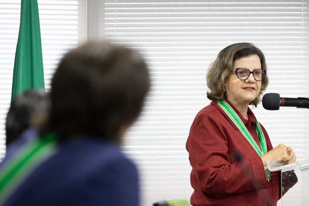 Senadora Teresa Leitão é homenageada com Ordem do Mérito da Educação